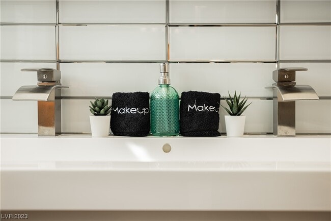 Building Photo - 2205 Santa Paula Dr