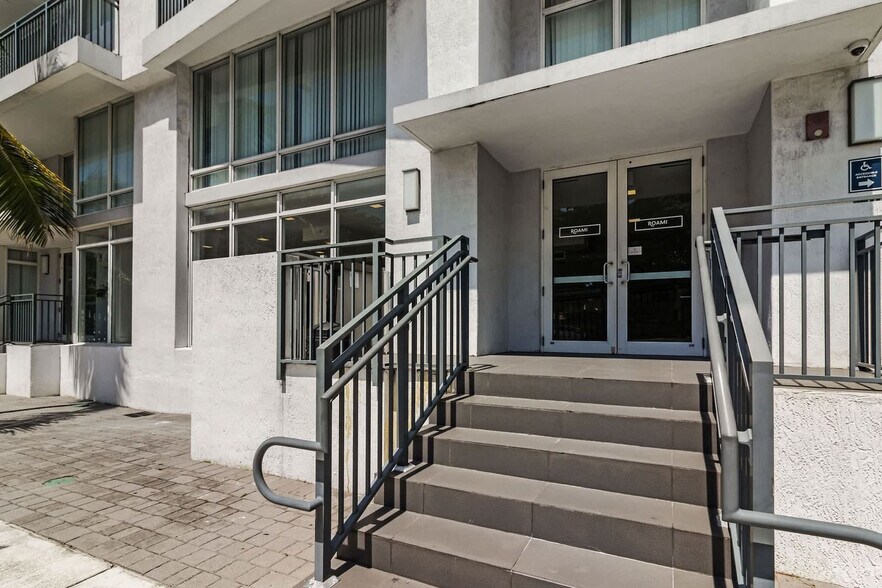 Building Photo - 1710 SW 27th Ave