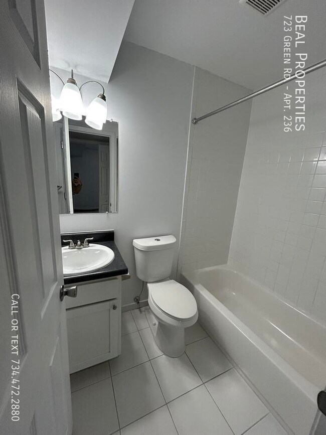 Building Photo - 723 Green Rd