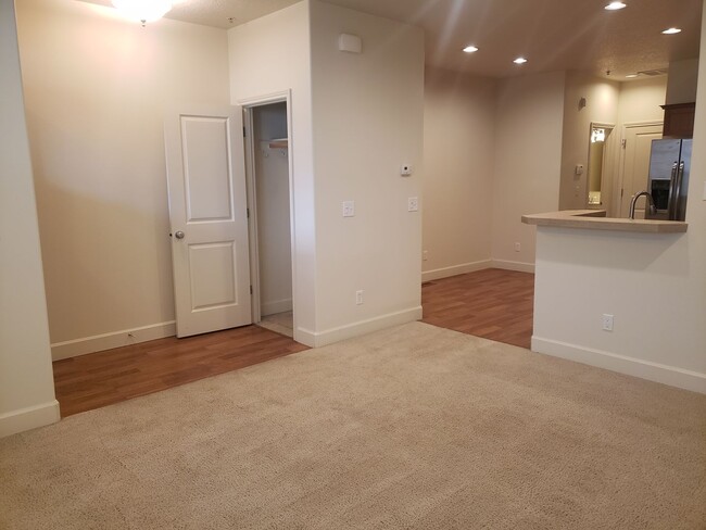 Building Photo - Wonderful Townhouse in Bethany/ NW Portland