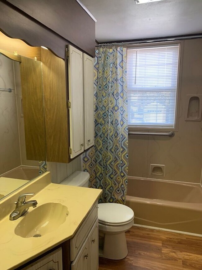 Building Photo - Newly Renovated 3 bedroom, 2.5 bath home