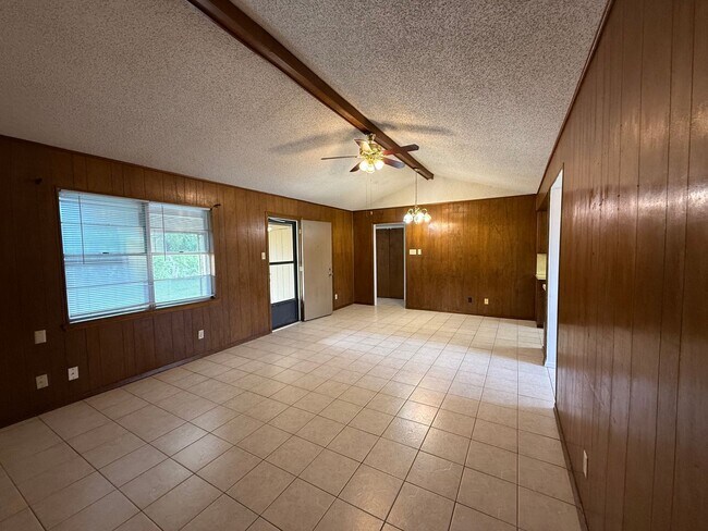 Building Photo - Charming 3 bedroom, 2 bathroom home near Kirby Park COMING SOON!