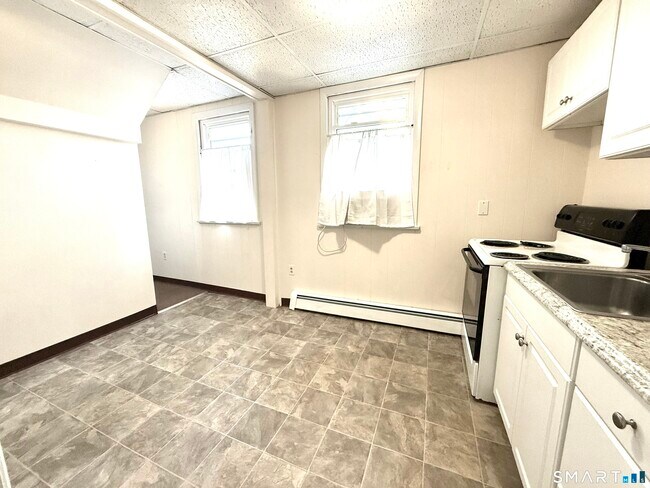 Building Photo - 425 Montauk Ave