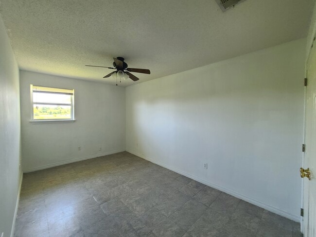 Building Photo - 3541 Kings Dr
