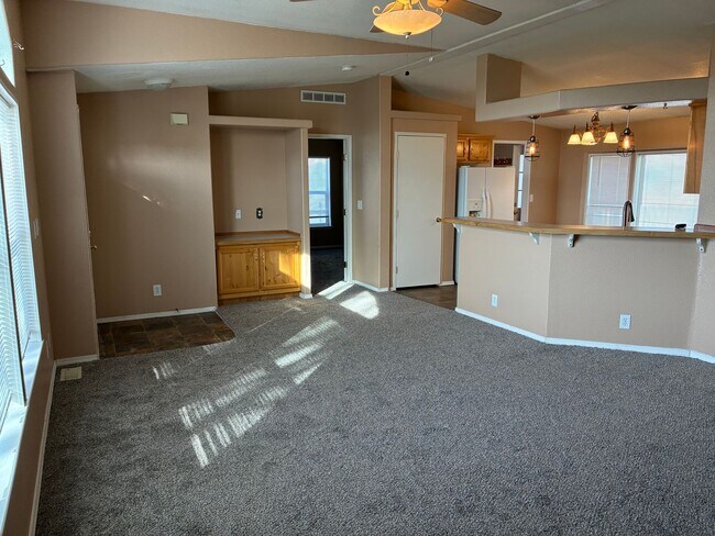 Building Photo - Country living, close to town!!!