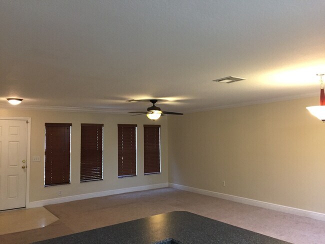 Building Photo - 3 bedroom townhouse in the desired Avalon Park