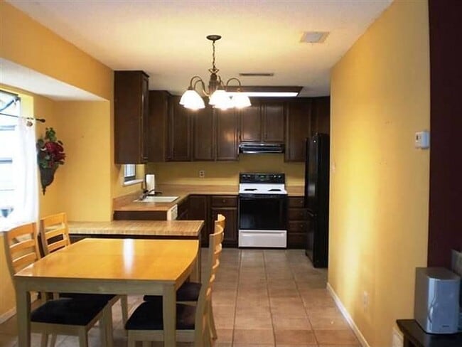 Building Photo - 255 Meadowlakes Dr