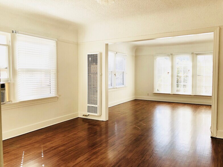 Formal Dining - 1134 N Gardner St