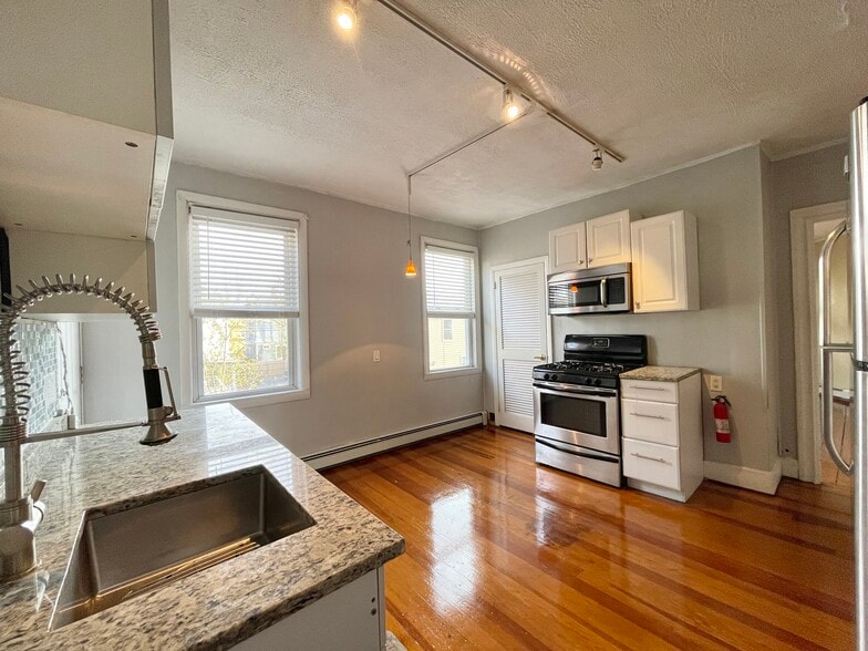 Building Photo - 48 America St