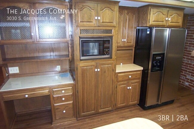 Building Photo - 3030 S Greenbrier Ave