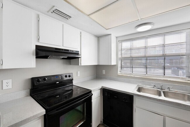 Building Photo - ***CUTE! Largo Townhome NOW *** 2 Bed. 1&1...