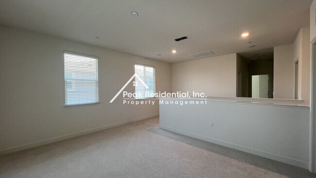 Building Photo - Still looks new. 4-bedroom home in North N...