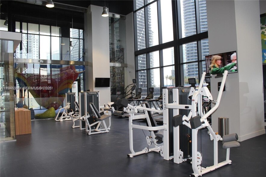 Building Photo - 1010 Brickell Ave