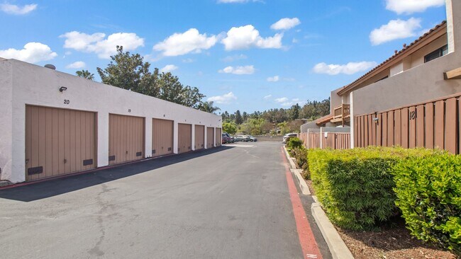 Building Photo - Hidden Valley Villas