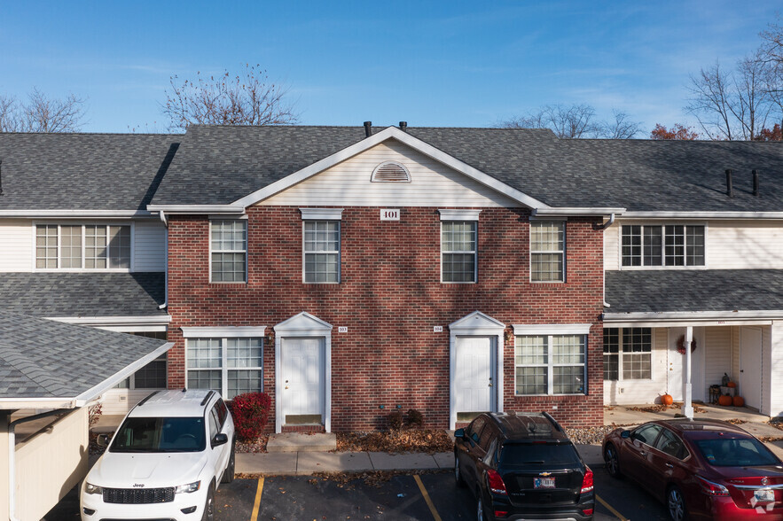 Building Photo - Village Green Townhomes