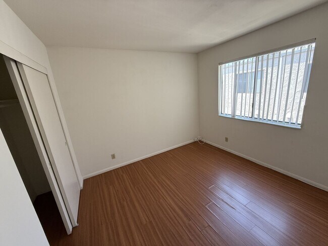 Building Photo - Spacious and light-filled 3-bedroom, 2.5-b...