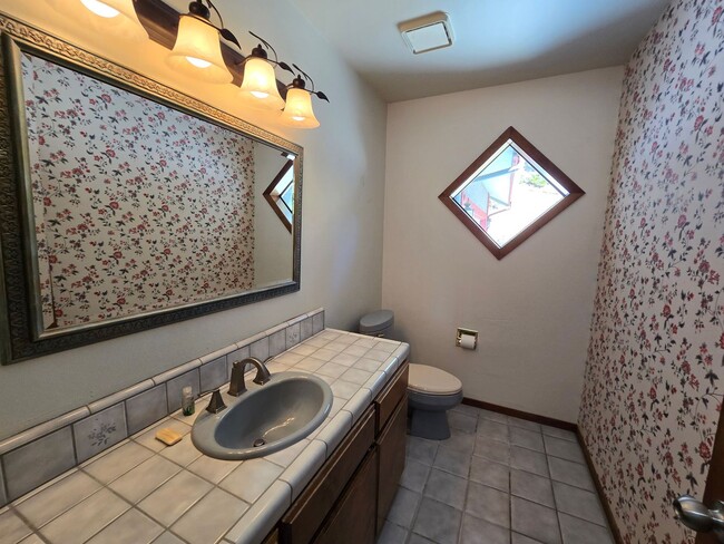 Building Photo - Welcome to this charming 1-bedroom, 1.5 bathroom home with an Office