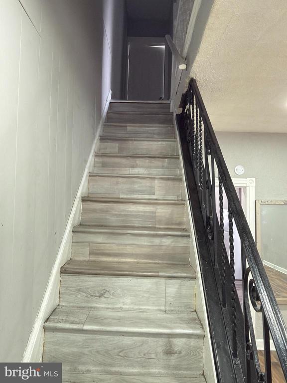 Building Photo - 249 E Oak St