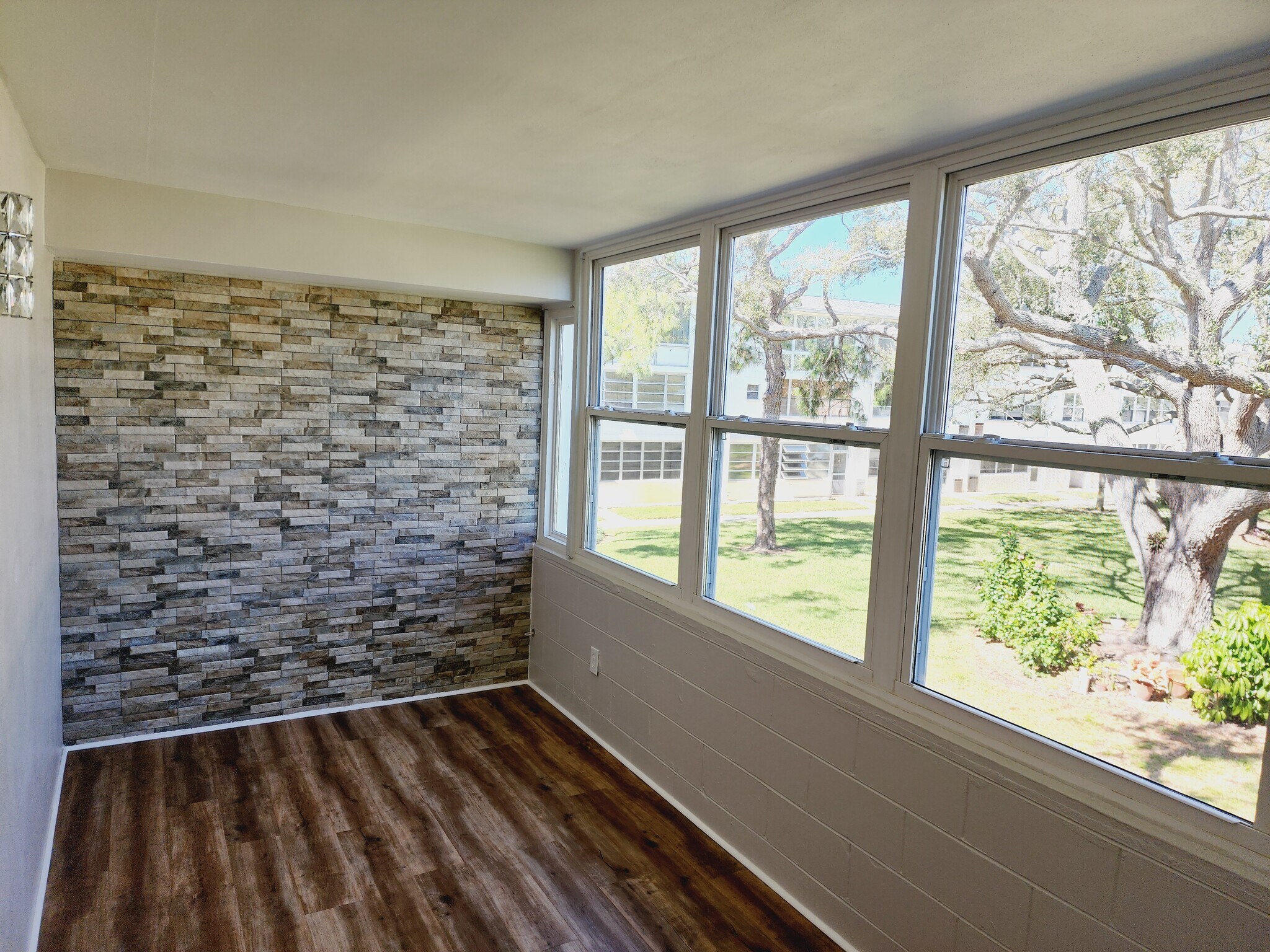 Building Photo - 1001 77th Ave N