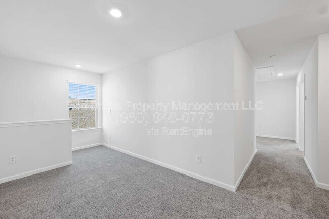 Building Photo - 1837 Vanderlyn St