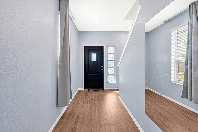 Building Photo - 1922 Ballesteros St