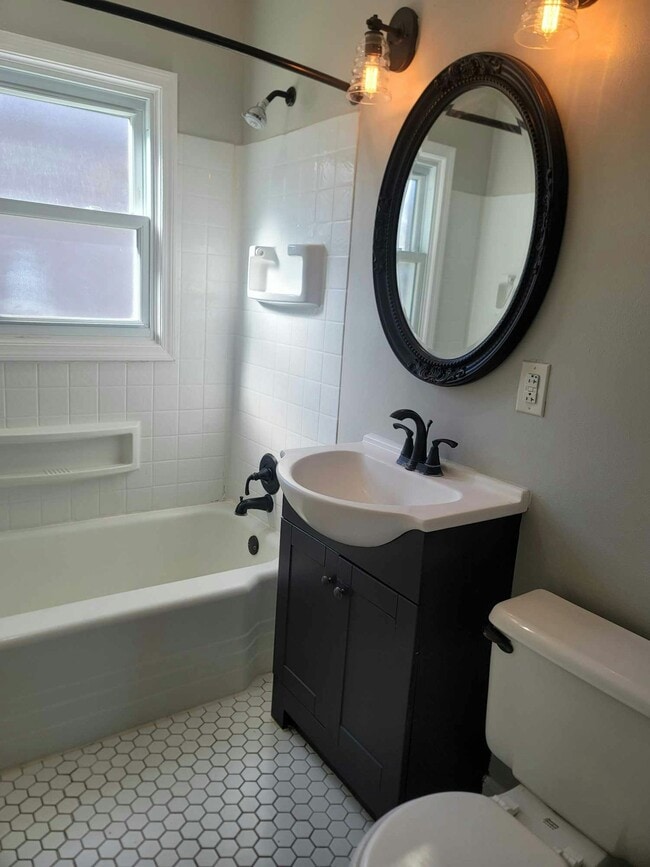 Building Photo - 903 S Rutan St