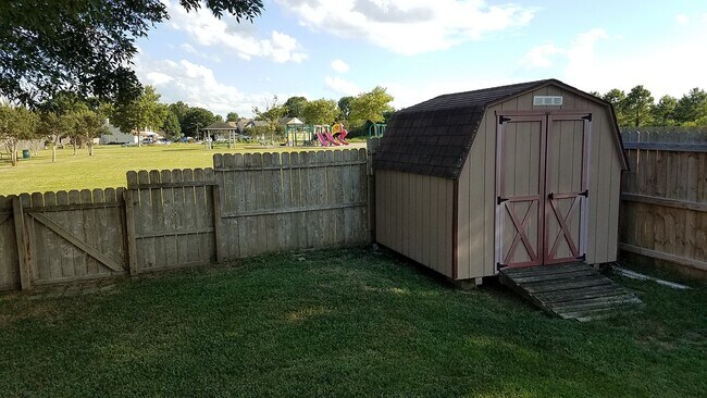 Building Photo - LANDSTOWN MEADOWS