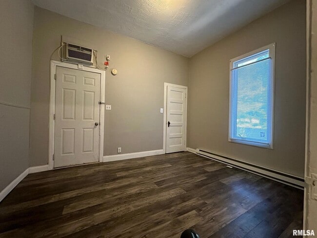 Building Photo - 333 S Douglas Ave