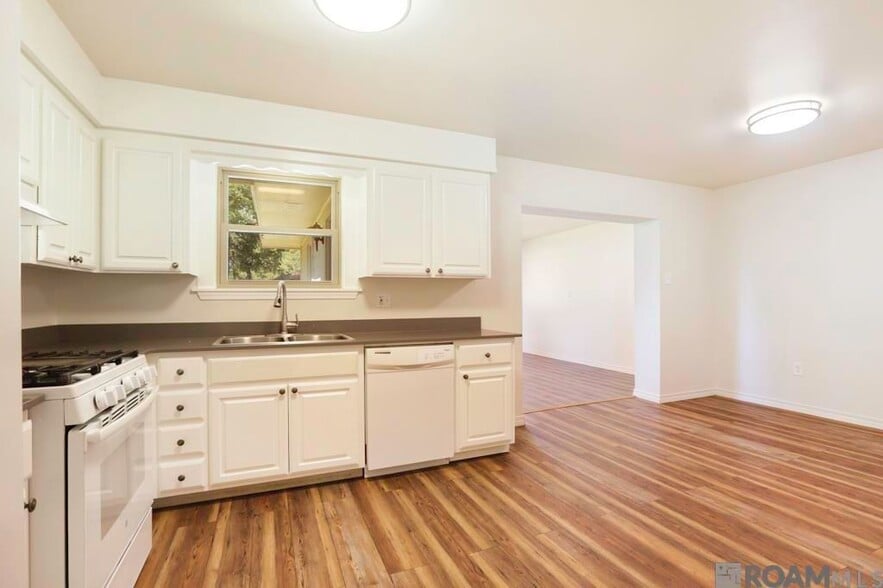 Building Photo - 911 Hatchell Ln