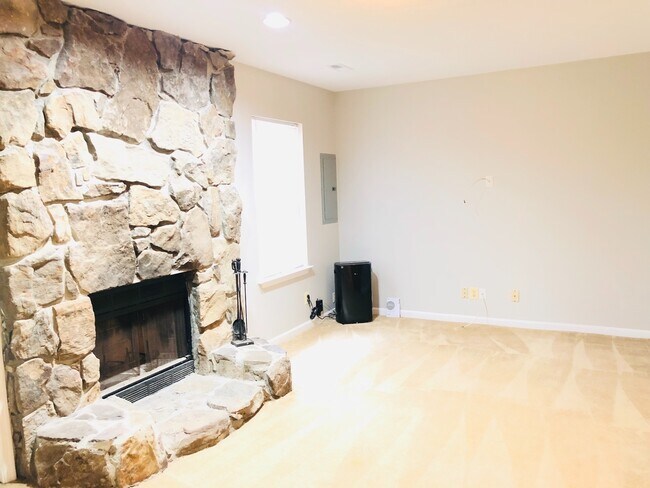 Building Photo - STAFFORD TOWNHOUSE - HANDY TO QUANTICO, SH...