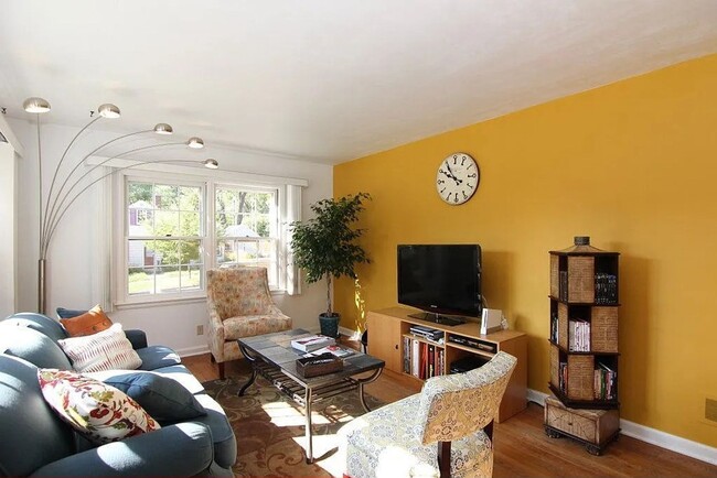 Building Photo - Now Leasing! Charming Home in One of Madis...