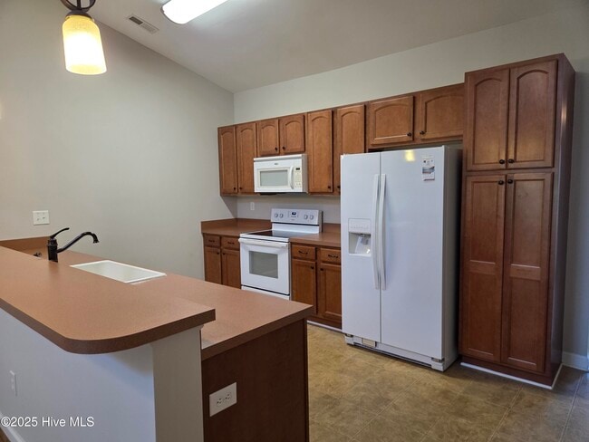 Building Photo - 521 Village Green Dr