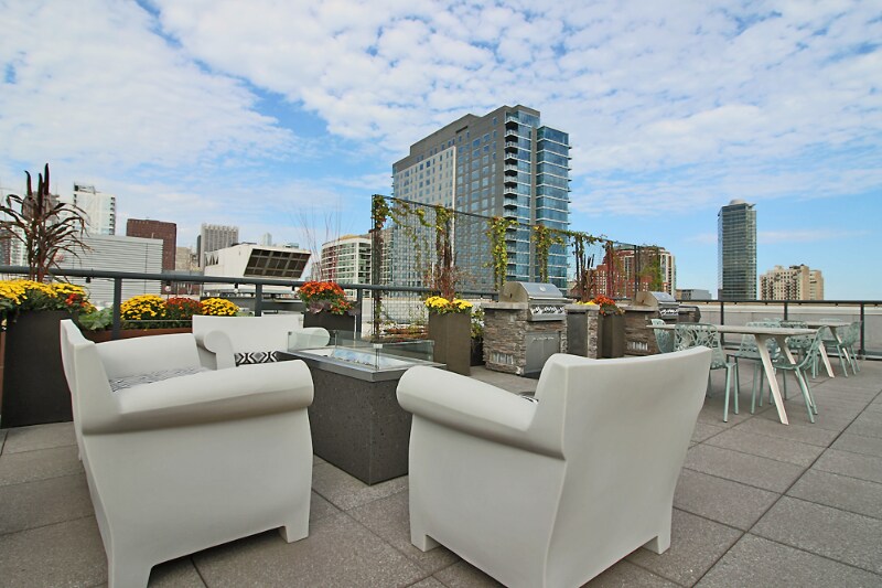 Building Photo - 1135 S Delano Ct