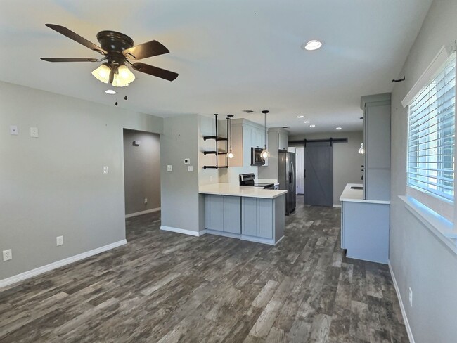 Building Photo - Stunning, Fully Renovated 3-Bed, 2- Full B...