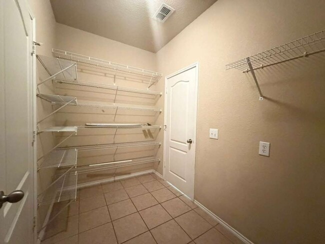 Building Photo - Discover Spacious One-Story Living in Mockingbird Heights!