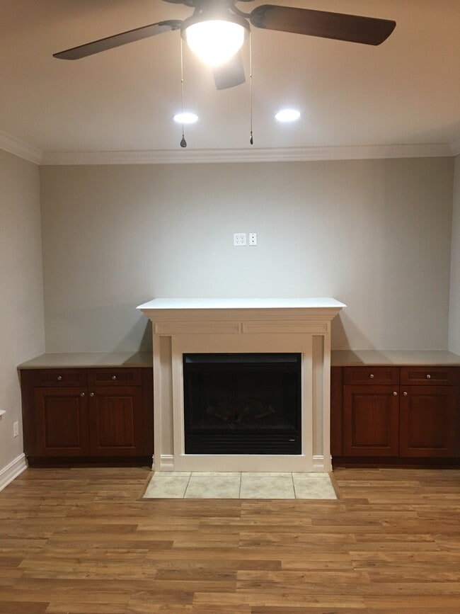 Building Photo - 1585 Crescent Hills Dr