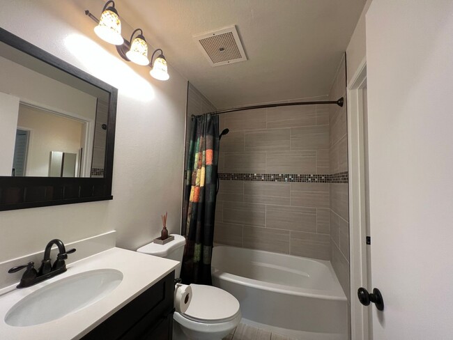 Building Photo - FURNISHED PET FRIENDLY 2 bed/1.5 bath Kihe...