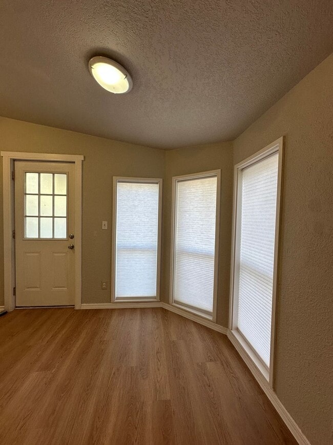 Building Photo - Adorable home in La Pine area, 1.5 acres fully fenced!!