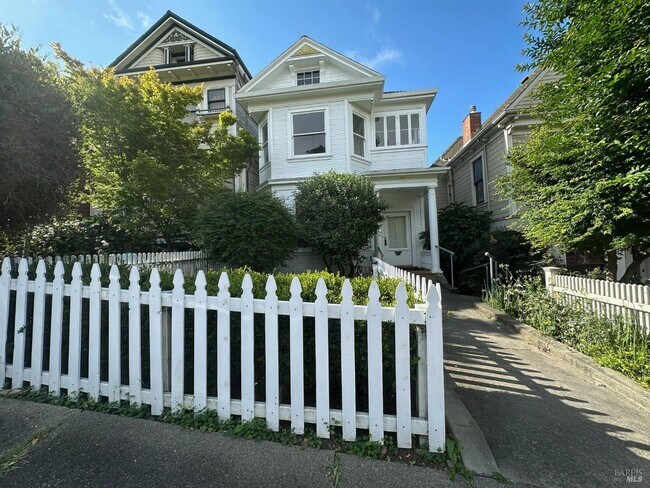 Building Photo - 519 Virginia St