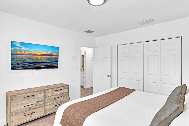 Building Photo - 1568 NE 35th St