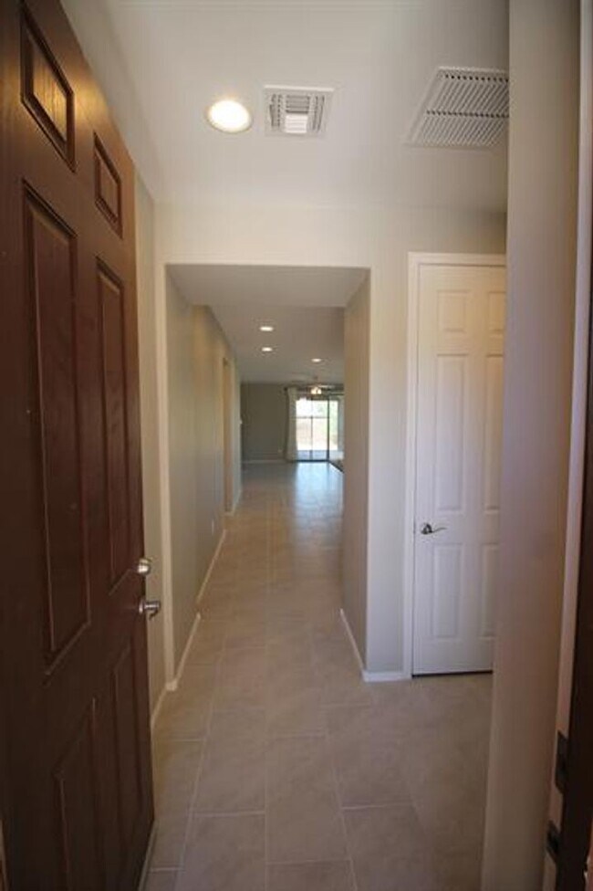Building Photo - Desirable La Estancia Neighboorhood