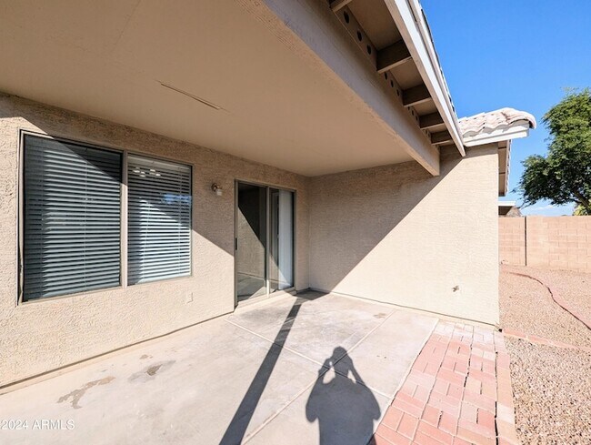 Building Photo - 7059 W Gardenia Ave