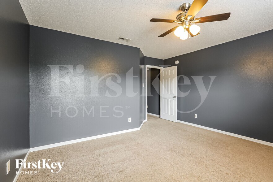 Building Photo - 10735 Cyrus Dr