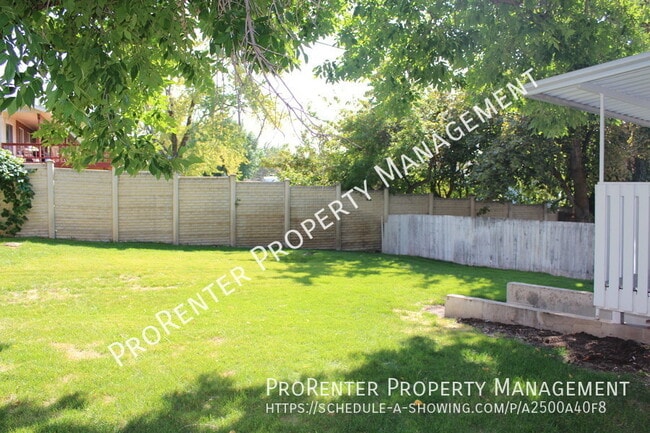 Building Photo - 523 Applewood Dr