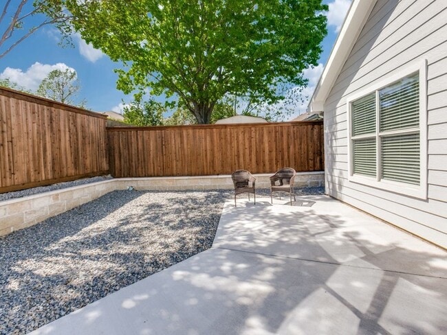 Building Photo - 1305 Greenbriar Ln