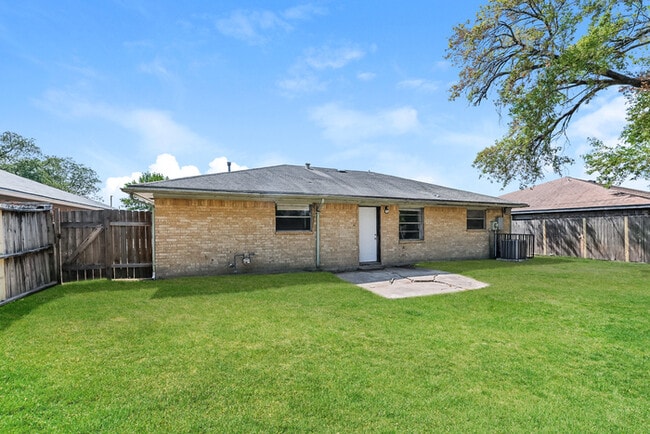 Building Photo - 7126 Kings Dr