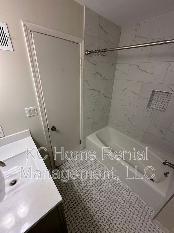 Building Photo - 8216 W 97th St