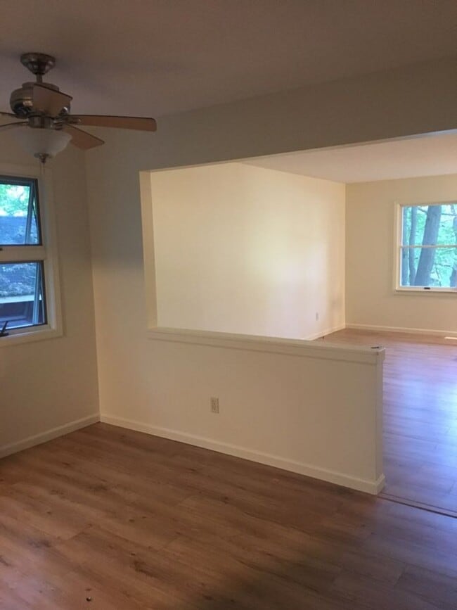 Building Photo - SPACIOUS 2 BEDROOM IN HOLIDAY HILLS AREA
