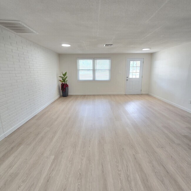 Building Photo - 3/2.5/1 Beautifully Updated Crystal River Home with Carport, Garage & Fenced Yard