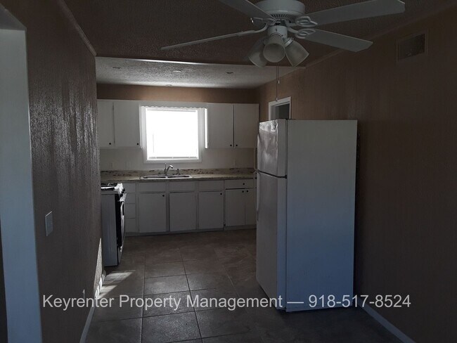 Building Photo - Spacious 4 Bedroom House